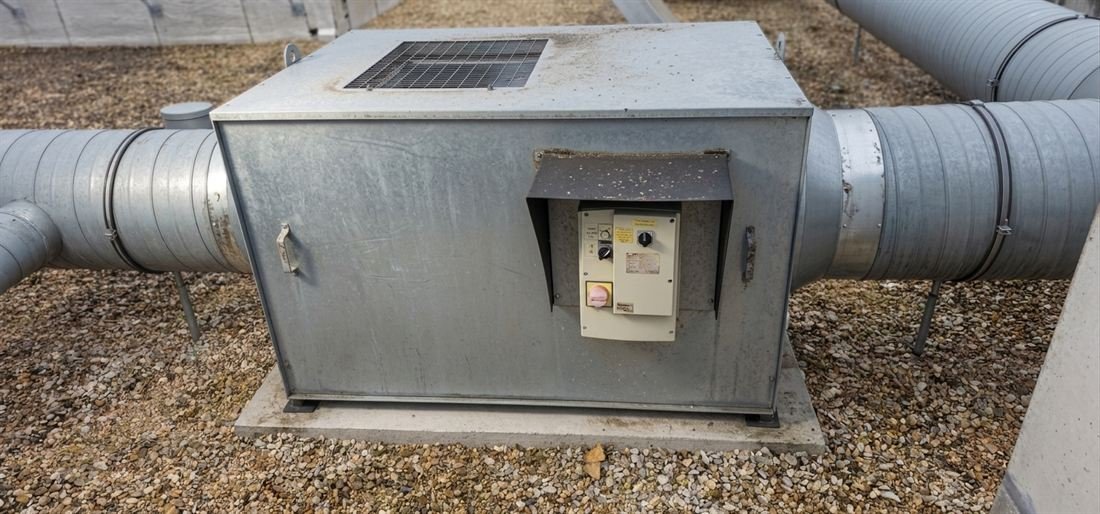 Caisson d'extraction existant en toiture, son coffret de commande et ses raccordements de gaines, lors d'un état des lieux
